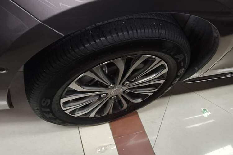 Used Buick GL8 2023 Land Executive Class Deluxe Model Left Front Wheel Hub