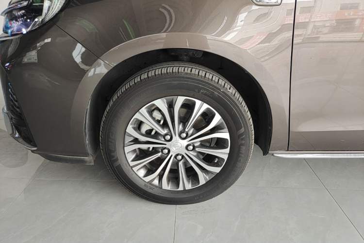 Used Buick GL8 2023 Facelifted Land Cruiser Executive Luxury Version Left Front Wheel Hub