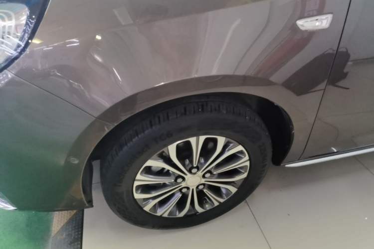 Used Buick GL8 2023 Land Executive Class Deluxe Model Left Front Wheel Hub