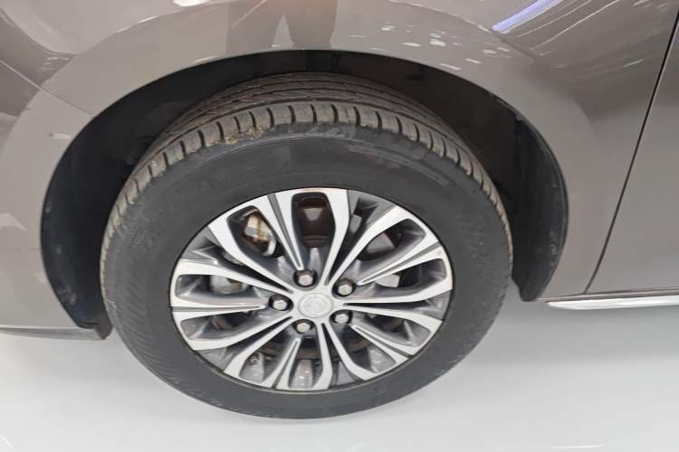 Used Buick GL8 2023 Facelifted Land Cruiser Executive Luxury Version Left Front Wheel Hub