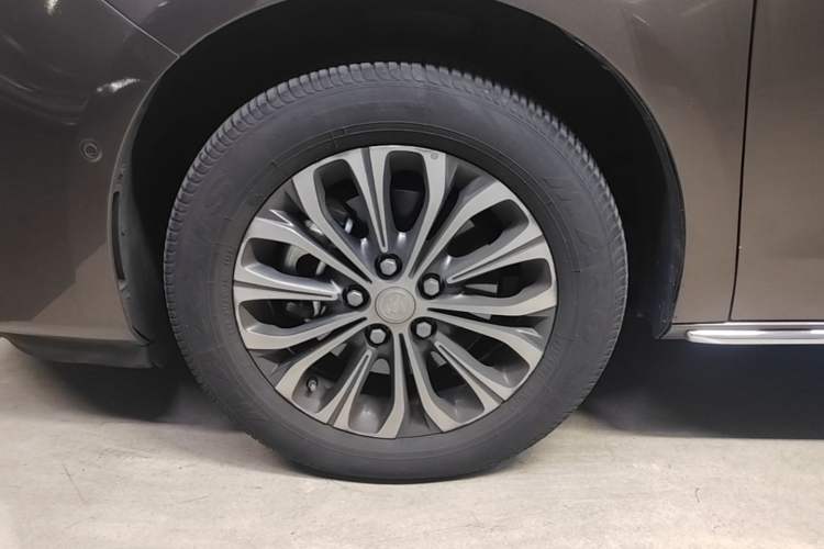 Used Buick GL8 2023 Land Executive Class Deluxe Model Left Front Wheel Hub