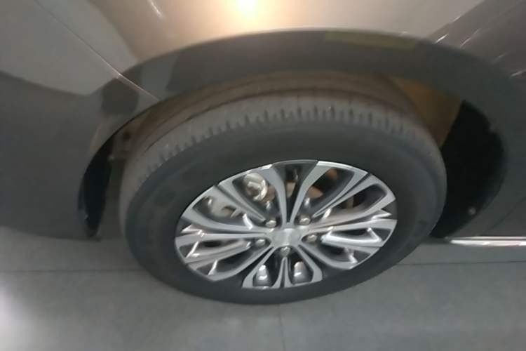 Used Buick GL8 2023 Land Executive Class Comfort Model Left Front Wheel Hub