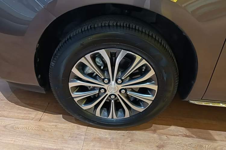Used Buick GL8 2023 Facelifted Land Cruiser Executive Luxury Version Left Front Wheel Hub