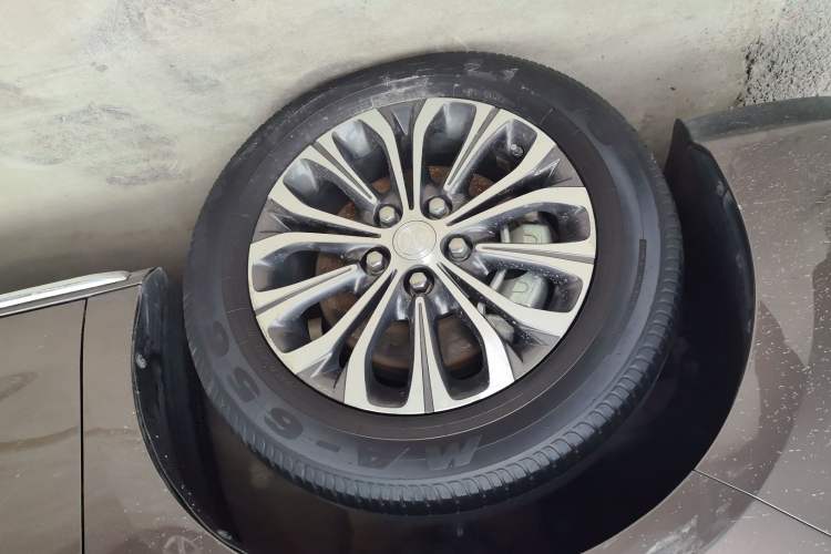 Used Buick GL8 2023 Facelifted Land Cruiser Executive Luxury Version Left Front Wheel Hub