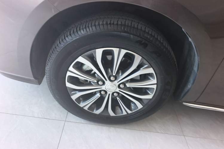 Used Buick GL8 2023 Facelifted Land Cruiser Executive Luxury Version Left Front Wheel Hub