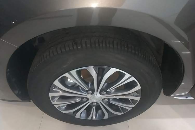 Used Buick GL8 2023 Facelifted Land Cruiser Executive Luxury Version Left Front Wheel Hub