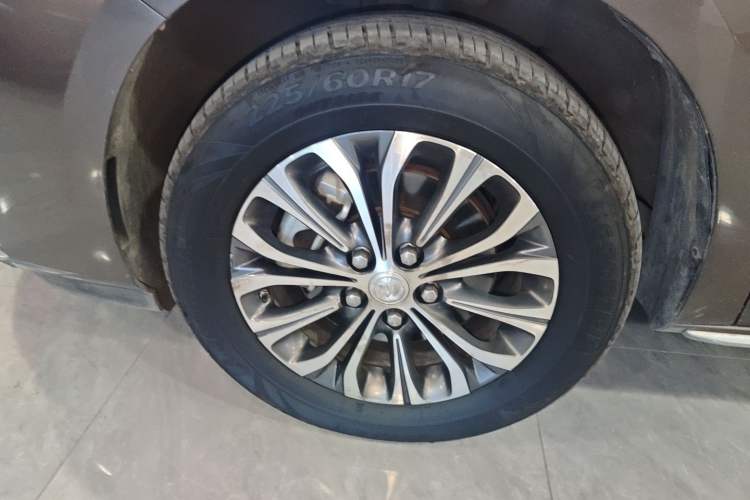 Used Buick GL8 2023 Facelifted Land Cruiser Executive Luxury Version Left Front Wheel Hub