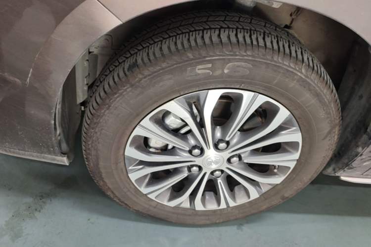 Used Buick GL8 2023 Facelifted Land Cruiser Executive Luxury Version Left Front Wheel Hub
