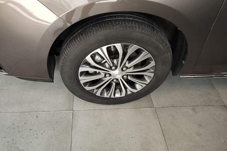 Used Buick GL8 2023 Land Executive Class Comfort Model Left Front Wheel Hub
