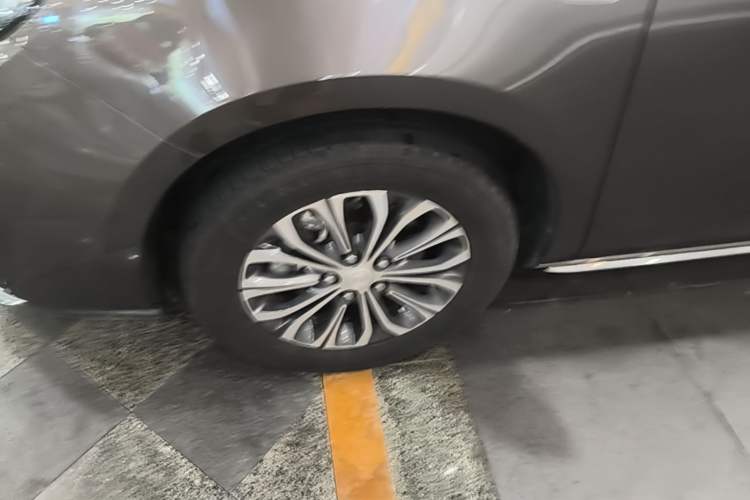 Used Buick GL8 2023 Facelifted Land Cruiser Executive Luxury Version Left Front Wheel Hub