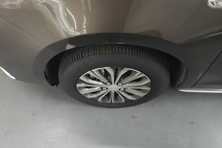 Used Buick GL8 2023 Land Executive Class Comfort Model Left Front Wheel Hub