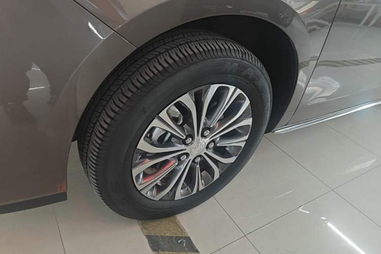 Used Buick GL8 2023 Facelifted Land Cruiser Executive Luxury Version Left Front Wheel Hub