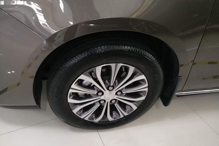 Used Buick GL8 2023 Facelifted Land Cruiser Executive Luxury Version Left Front Wheel Hub