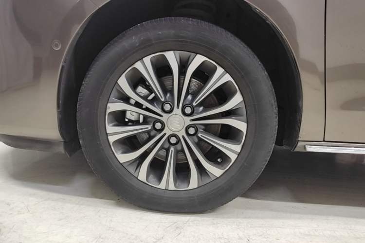 Used Buick GL8 2023 Land Executive Class Deluxe Model Left Front Wheel Hub