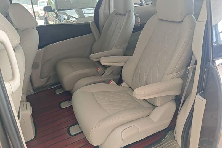 Used Buick GL8 2023 Land Executive Class Comfort Model Left Rear Seat
