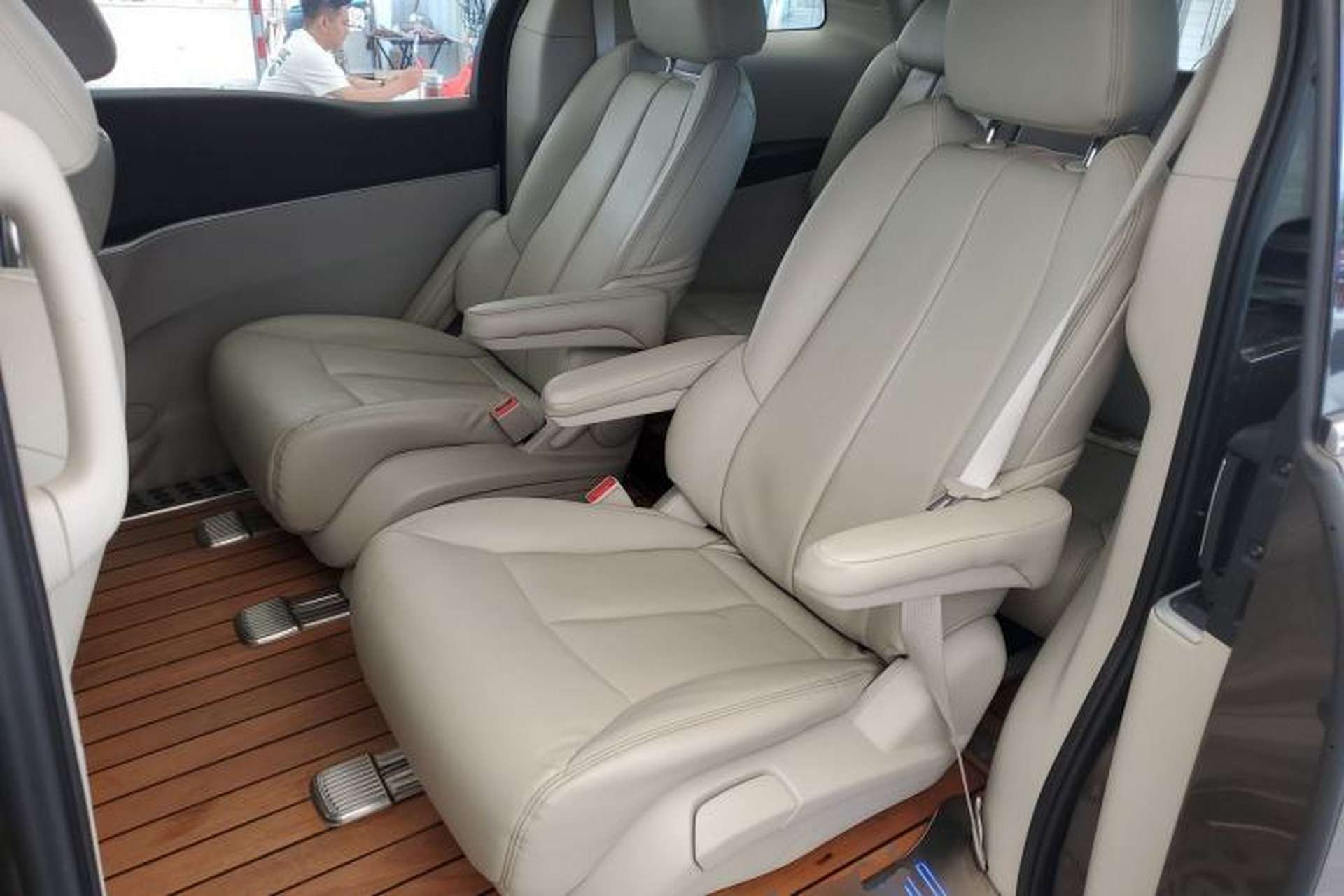 Used Buick GL8 2023 Land Executive Class Comfort Model Left Rear Seat