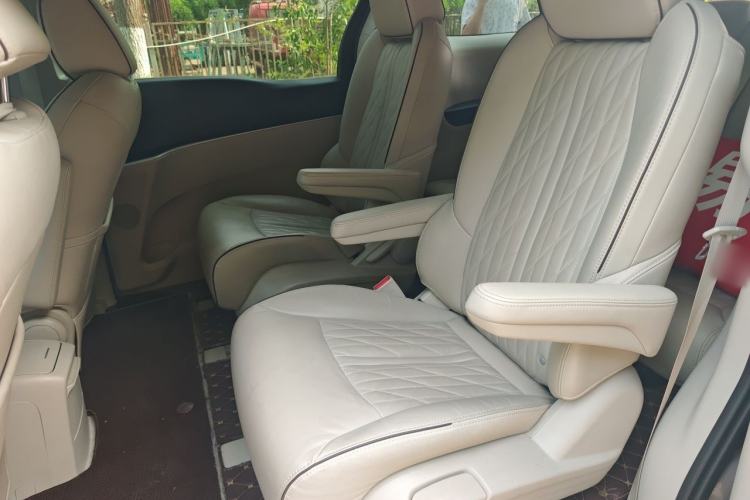 Used Buick GL8 2023 Facelifted Land Cruiser Executive Luxury Version Left Rear Seat