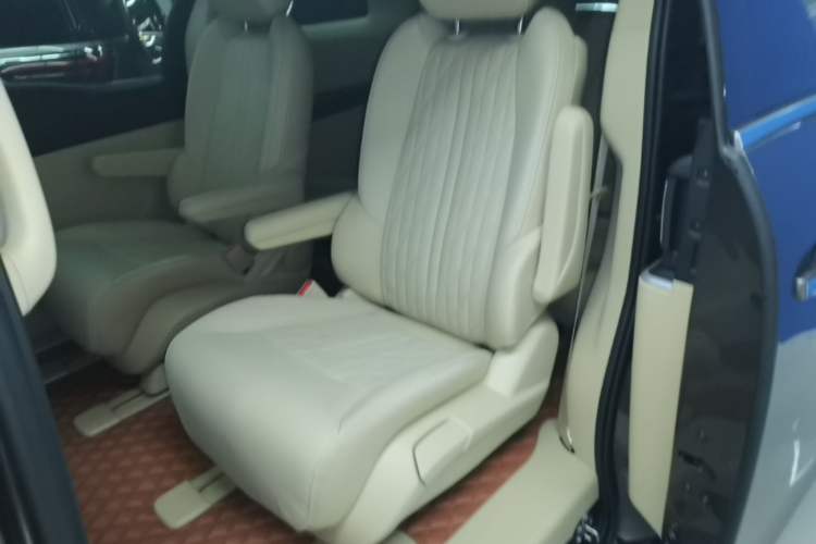 Used Buick GL8 2023 Facelifted Land Cruiser Executive Luxury Version Left Rear Seat