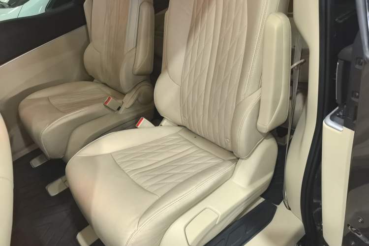 Used Buick GL8 2023 Facelifted Land Cruiser Executive Luxury Version Left Rear Seat