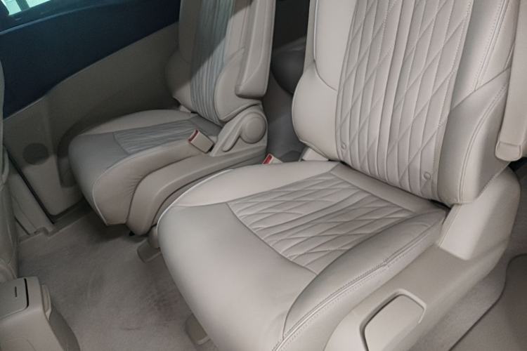 Used Buick GL8 2023 Facelifted Land Cruiser Executive Luxury Version Left Rear Seat
