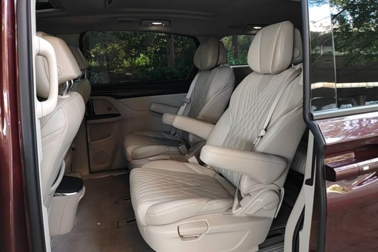Used Buick GL8 2023 ES Lu Zun Comfort Model Left Rear Seat