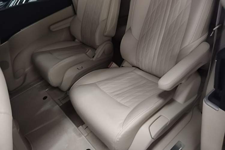 Used Buick GL8 2023 Land Executive Class Deluxe Model Left Rear Seat