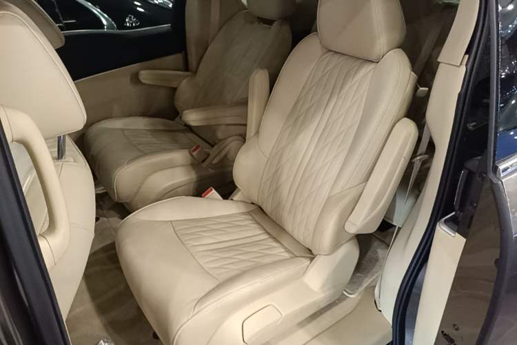 Used Buick GL8 2023 Facelifted Land Cruiser Executive Luxury Version Left Rear Seat