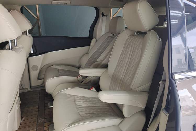 Used Buick GL8 2023 Facelifted Land Cruiser Executive Luxury Version Left Rear Seat