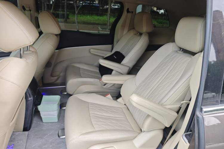 Used Buick GL8 2023 Facelifted Land Cruiser Executive Luxury Version Left Rear Seat