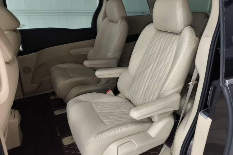 Used Buick GL8 2023 Facelifted Land Cruiser Executive Luxury Version Left Rear Seat