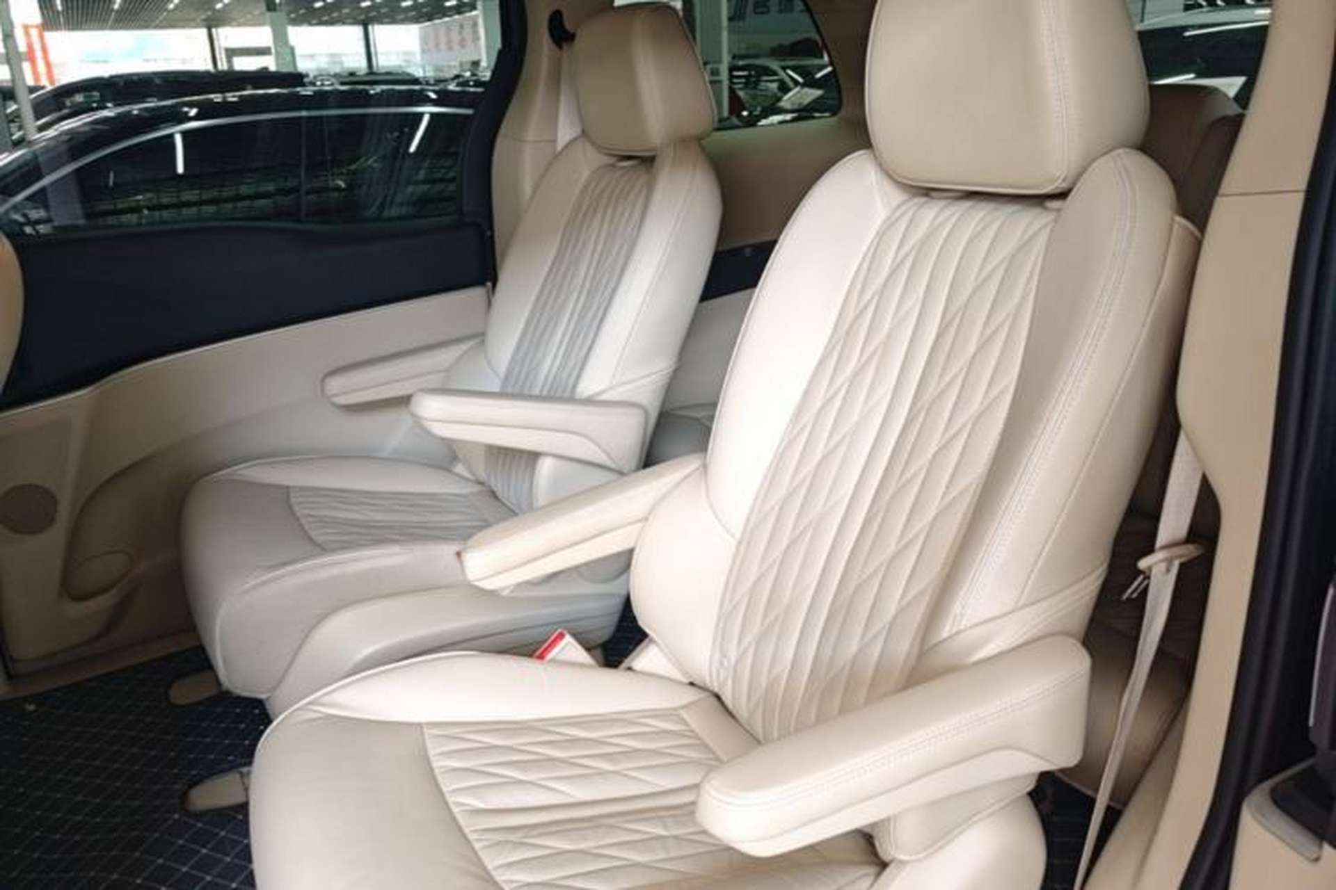 Used Buick GL8 2023 Facelifted Land Cruiser Executive Luxury Version Left Rear Seat