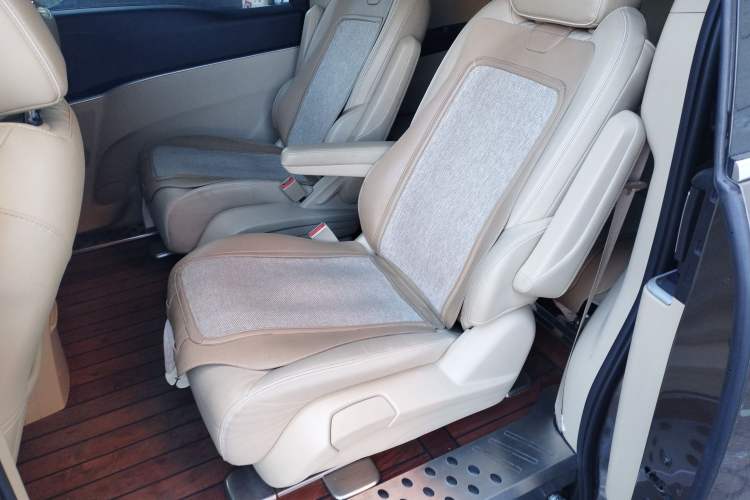 Used Buick GL8 2023 Facelifted Land Cruiser Executive Luxury Version Left Rear Seat