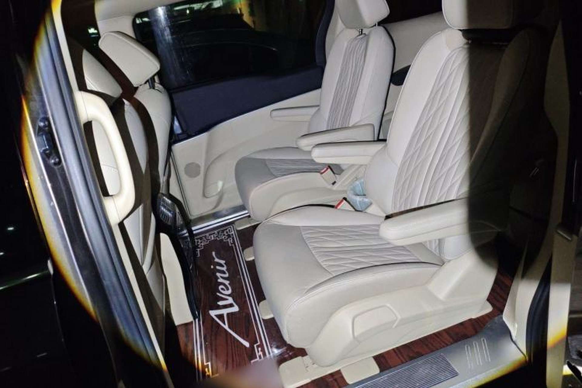Used Buick GL8 2023 Facelifted Land Cruiser Executive Luxury Version Left Rear Seat