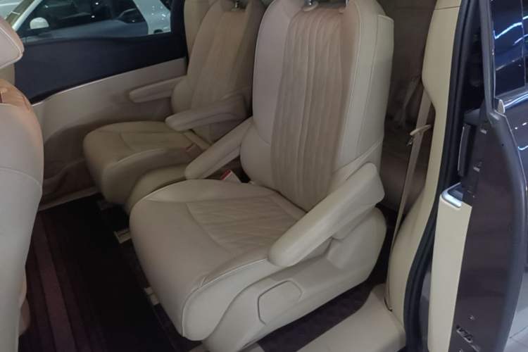 Used Buick GL8 2023 Facelifted Land Cruiser Executive Luxury Version Left Rear Seat