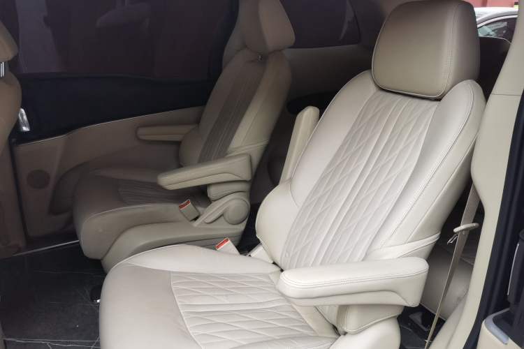 Used Buick GL8 2023 Facelifted Land Cruiser Executive Luxury Version Left Rear Seat