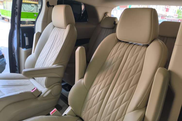 Used Buick GL8 2023 Facelifted Land Cruiser Executive Luxury Version Left Rear Seat