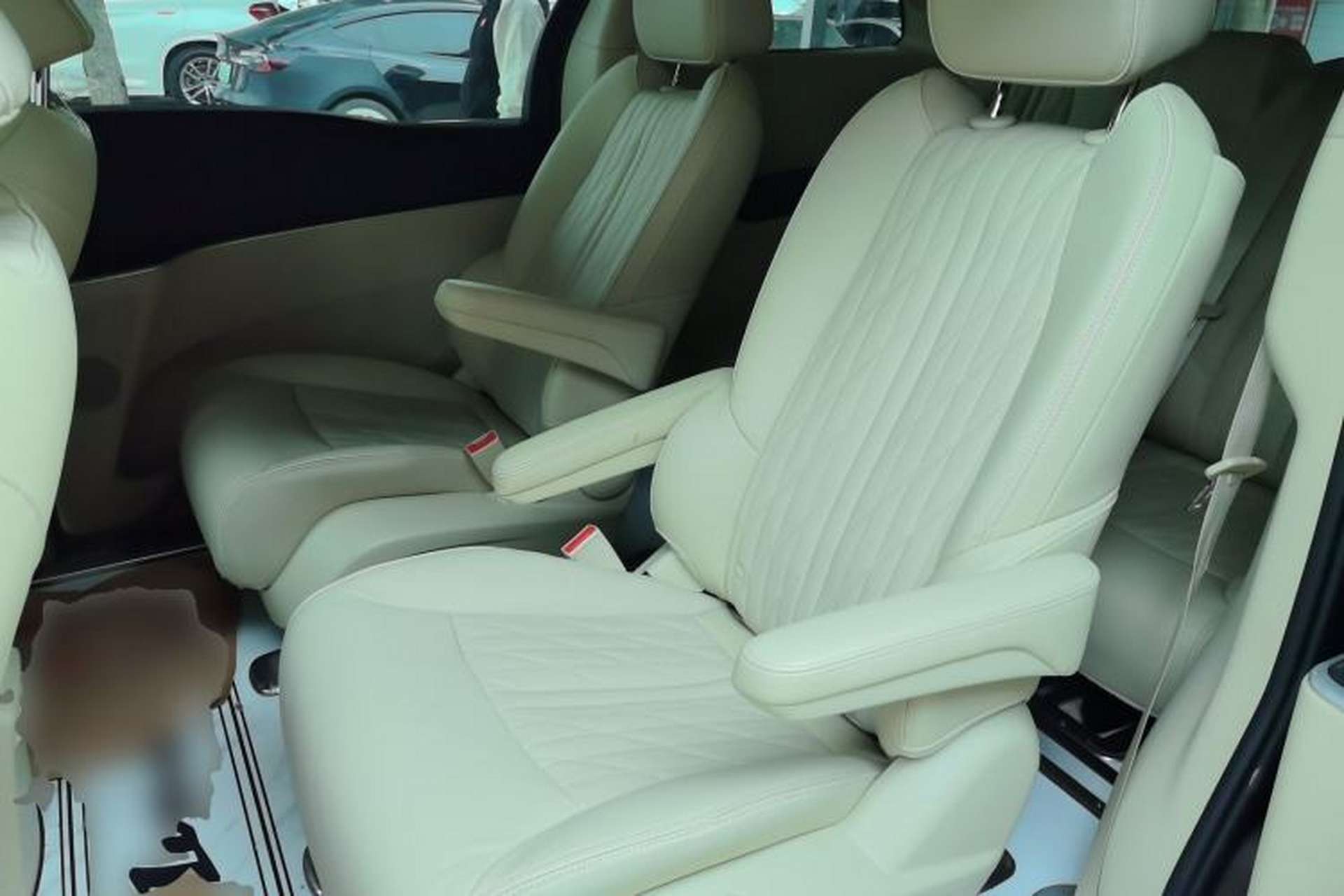 Used Buick GL8 2023 Facelifted Land Cruiser Executive Luxury Version Left Rear Seat