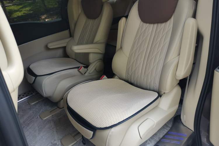 Used Buick GL8 2023 Facelifted Land Cruiser Executive Luxury Version Left Rear Seat