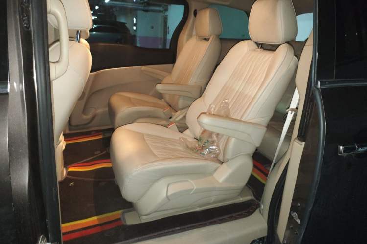 Used Buick GL8 2023 Facelifted Land Cruiser Executive Luxury Version Left Rear Seat