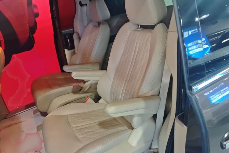 Used Buick GL8 2023 Facelifted Land Cruiser Executive Luxury Version Left Rear Seat