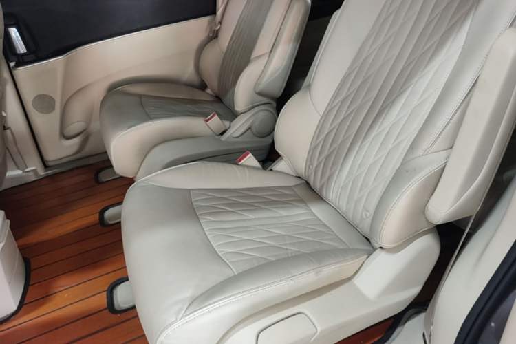 Used Buick GL8 2023 Facelifted Land Cruiser Executive Luxury Version Left Rear Seat