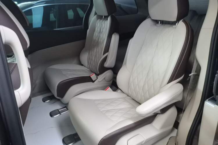 Used Buick GL8 2023 Land Executive Class Comfort Model Left Rear Seat