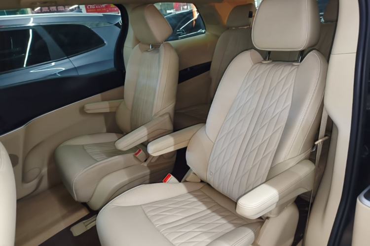 Used Buick GL8 2023 Facelifted Land Cruiser Executive Luxury Version Left Rear Seat
