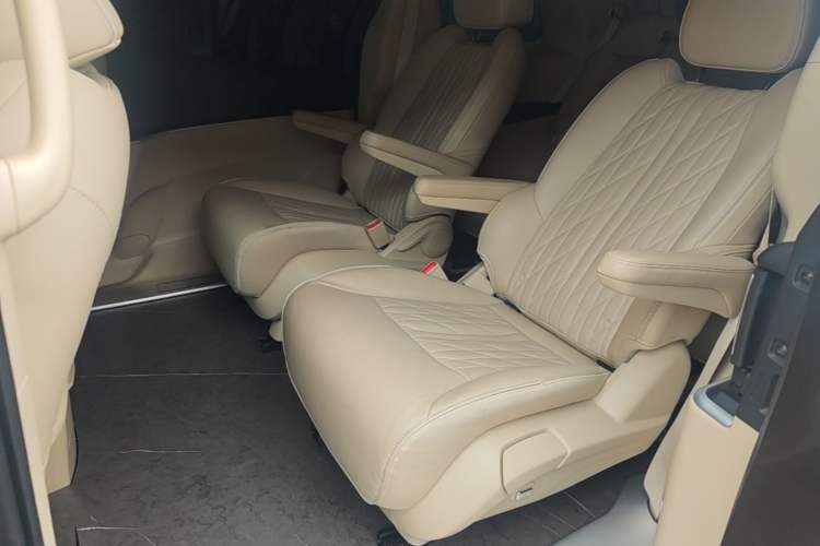 Used Buick GL8 2023 Facelifted Land Cruiser Executive Luxury Version Left Rear Seat