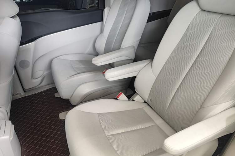 Used Buick GL8 2023 Land Executive Class Smart Enjoyment Model Left Rear Seat