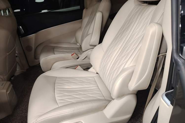 Used Buick GL8 2023 Facelifted Land Cruiser Executive Luxury Version Left Rear Seat