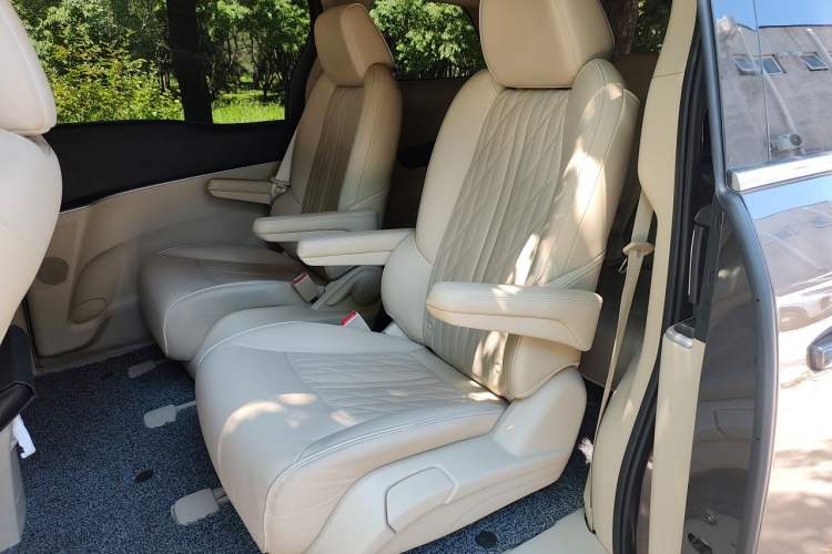 Used Buick GL8 2023 Facelifted Land Cruiser Executive Luxury Version Left Rear Seat