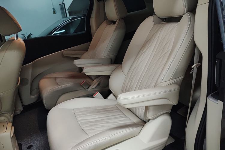 Used Buick GL8 2023 Facelifted Land Cruiser Executive Luxury Version Left Rear Seat