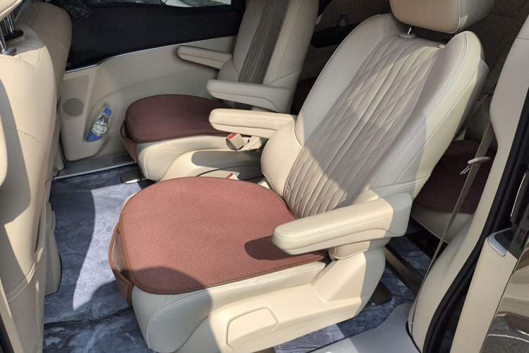 Used Buick GL8 2023 Facelifted Land Cruiser Executive Luxury Version Left Rear Seat