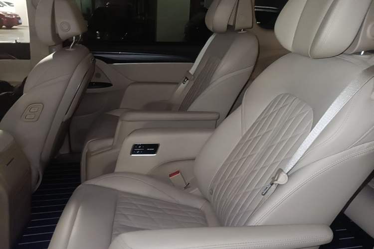 Used Buick GL8 2023 ES Lu Zun Luxury Model Left Rear Seat